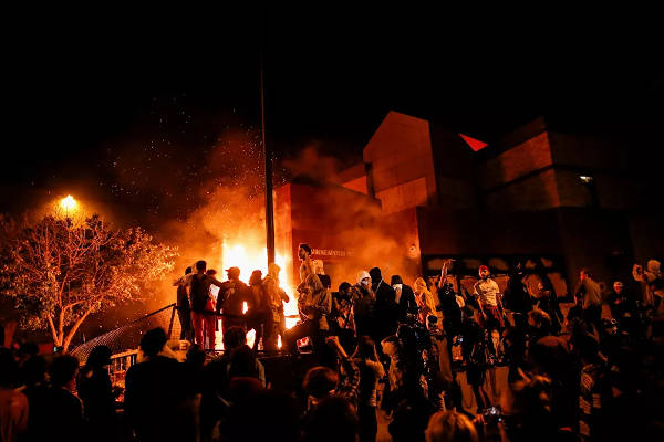 demonstranti pred horici policejni stanici v Mineapolis