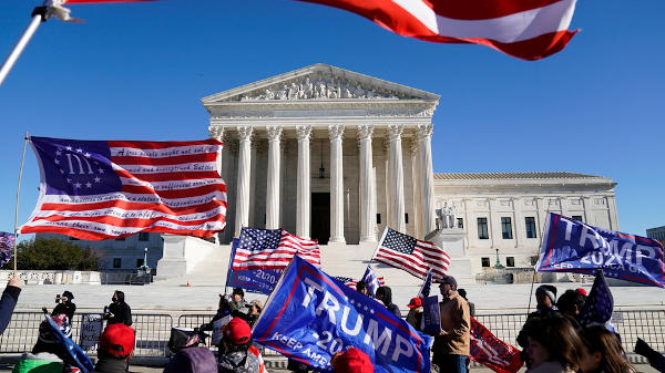 podporovatele Trumpa pred nejvyssim soudem 600